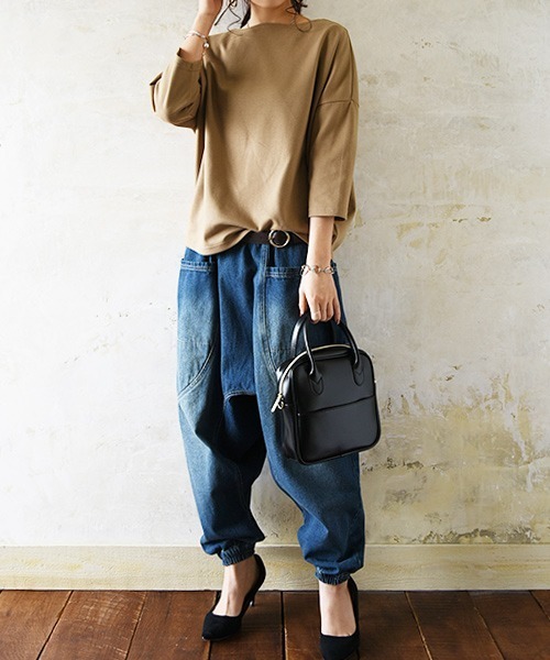 and it_(アンドイット)の「ボートネックコクーンプルオーバー(Tシャツ/カットソー・レディース・ベージュ/チャコールグレー/ライトブラウン/ブラック/オフホワイト/カーキ/ホワイト系1/ホワイト系2/ブラック系1/ブラック系2・M-L)」の16枚目の写真