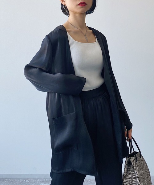 PAGEBOY（ページボーイ）の「【CORE】グロスシャンブレージャケット（ノーカラージャケット・レディース・ブラック/グレイッシュベージュ・FREE）」の2枚目の写真