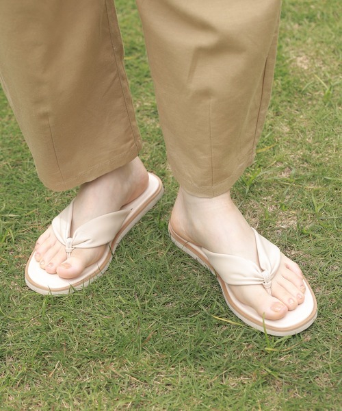 studio CLIP（スタディオクリップ）の「フェイクレザーギャザートングサンダル（サンダル・レディース・ブラック/ブラウン/オフホワイト・LARGE/MEDIUM）」の2枚目の写真