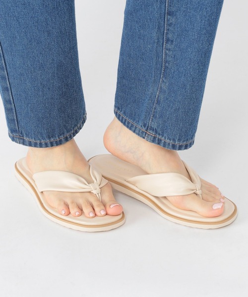 studio CLIP（スタディオクリップ）の「フェイクレザーギャザートングサンダル（サンダル・レディース・ブラック/ブラウン/オフホワイト・LARGE/MEDIUM）」の4枚目の写真