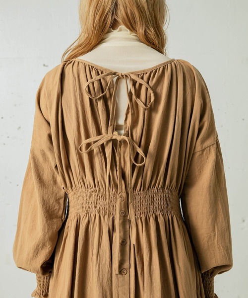 mikke（ミッケ）の「3WAYリボンウエストシャーリングボリュームスリーブワンピース（ワンピース・レディース・ブラック/ベージュ/ブラウン・FREE）」の6枚目の写真