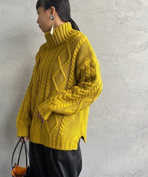 ALLUMER（アリュメール）の「[ALLUMER/アリュメール] ケーブル編み タートルネックニットプルオーバー（ニット/セーター・レディース・ブラック/サックスブルー/イエロー/アイボリー・1）」の4枚目の写真