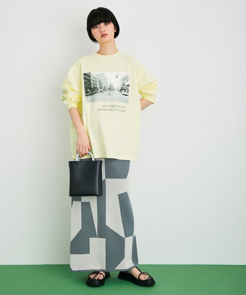 ADAM ET ROPE'（アダムエロペ）の「フォトグラファープリントT（Tシャツ/カットソー・レディース・イエロー/ホワイト/チャコールグレー・FREE）」の4枚目の写真