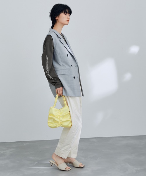 ADAM ET ROPE'（アダムエロペ）の「フォトグラファープリントT（Tシャツ/カットソー・レディース・イエロー/ホワイト/チャコールグレー・FREE）」の8枚目の写真