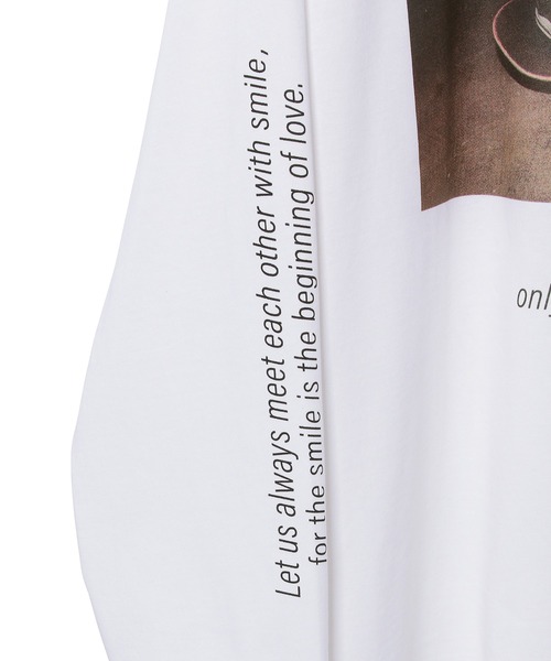 ADAM ET ROPE'（アダムエロペ）の「フォトグラファープリントT（Tシャツ/カットソー・レディース・イエロー/ホワイト/チャコールグレー・FREE）」の16枚目の写真