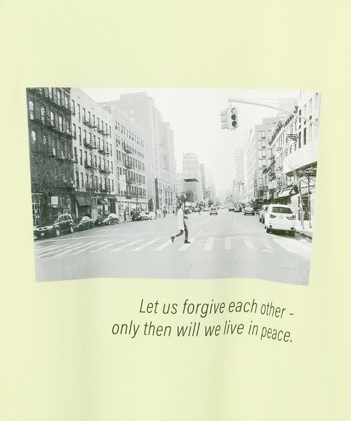 ADAM ET ROPE'（アダムエロペ）の「フォトグラファープリントT（Tシャツ/カットソー・レディース・イエロー/ホワイト/チャコールグレー・FREE）」の20枚目の写真