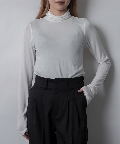 Adoon plain（アドーンプレーン）の「【インナー使いも！】スムースハイネックトップス（Tシャツ/カットソー・レディース・ホワイト/ブラック/ボルドー・FREE）」の4枚目の写真