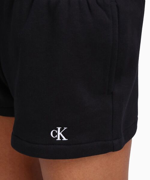 Calvin Klein(カルバン・クライン)の「モノグラム ロゴ ショートパンツ(その他パンツ・レディース・グレー/ホワイト/ブラック・S/M/XS)」の8枚目の写真