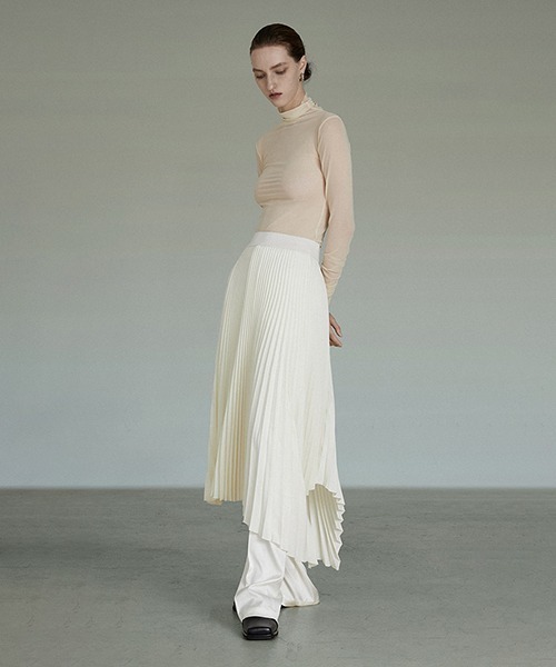 UNSPOKEN（アンスポクン）の「【UNSPOKEN】Asymmetry hem pleated skirt UC22B003（スカート・レディース・ホワイト・M/L/S）」の2枚目の写真