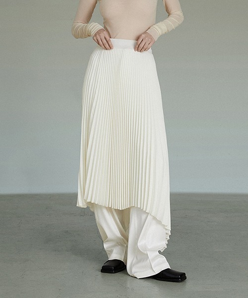 UNSPOKEN（アンスポクン）の「【UNSPOKEN】Asymmetry hem pleated skirt UC22B003（スカート・レディース・ホワイト・M/L/S）」の3枚目の写真