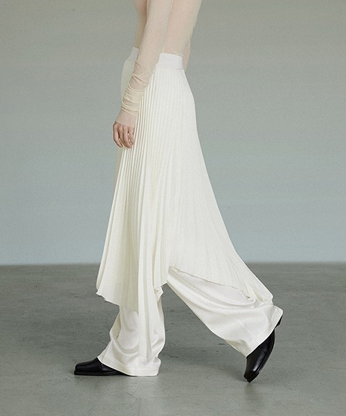 UNSPOKEN（アンスポクン）の「【UNSPOKEN】Asymmetry hem pleated skirt UC22B003（スカート・レディース・ホワイト・M/L/S）」の4枚目の写真