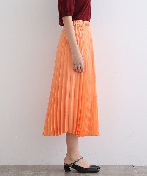 INDIVI（インディヴィ）の「◆【洗える/ウエストゴム】ヴィンテージ風サテンプリーツスカート（スカート・レディース・チャコールグレー/ライトブルー/アイボリー/ライトオレンジ系・40/38/36/03/05/12/15 /13/17/19）」の5枚目の写真