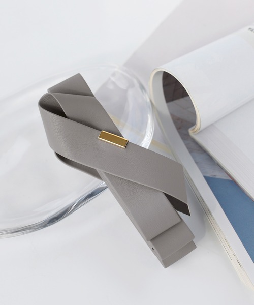 ANEMONE(アネモネ)の「レザー調メタルポイントリボンバナナクリップ(バレッタ/ヘアクリップ・レディース・ブラック/ベージュ/グレー・FREE)」の1枚目の写真