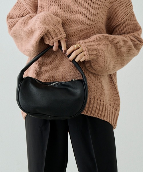 Shelly island（シェリーアイランド）の「【小さめなサイズ感でも収納力は抜群】ワンハンドルバッグ（ハンドバッグ・レディース・ブラック・FREE）」の3枚目の写真