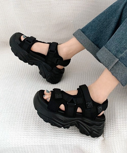 Shoes in Closet（シューズインクローゼット）の「軽量厚底 フットベッド ベルクロ スポーツサンダル 1842（サンダル・レディース・ブラック×ホワイト/アイボリー/ブラック×ブラック・LL/L/M/S）」の3枚目の写真