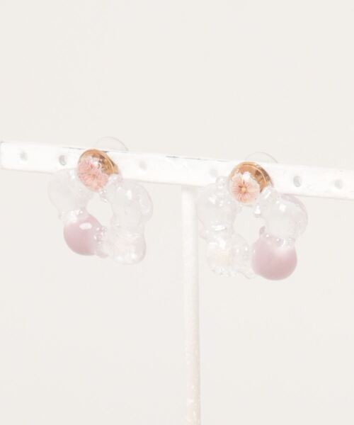tone(トーン)の「【YM】お花リース/レジン サージカルステンレスピアス(MA)(ピアス(両耳用)・レディース・ホワイト/ピンク/ブルー/クリア・FREE)」の1枚目の写真