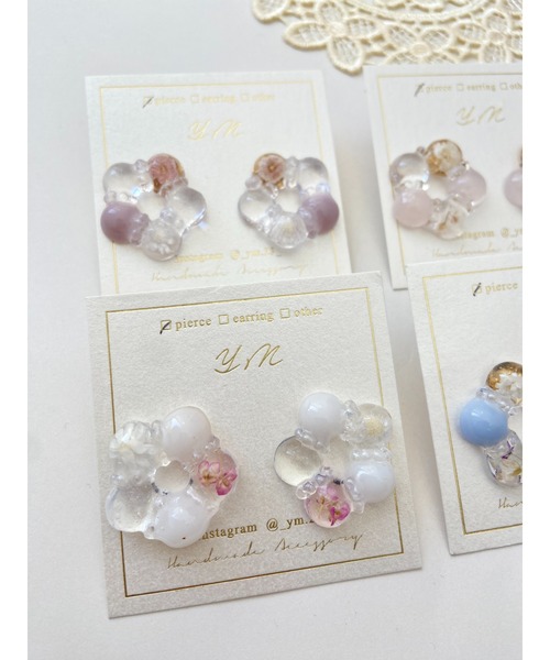 tone(トーン)の「【YM】お花リース/レジン サージカルステンレスピアス(MA)(ピアス(両耳用)・レディース・ホワイト/ピンク/ブルー/クリア・FREE)」の6枚目の写真