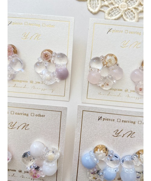 tone(トーン)の「【YM】お花リース/レジン サージカルステンレスピアス(MA)(ピアス(両耳用)・レディース・ホワイト/ピンク/ブルー/クリア・FREE)」の8枚目の写真