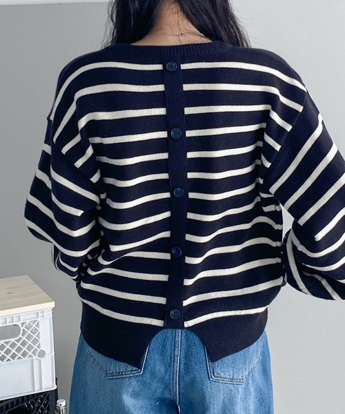 fd style(エフディ スタイル)の「後ろボタンストライプニット(ニット/セーター・レディース・Navy/White・FREE)」の3枚目の写真