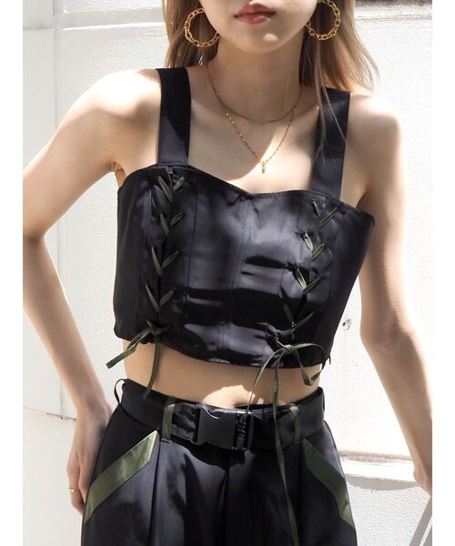 EVRIS（エヴリス）の「エッジデザインビスチェトップス【セットアップ着用可能】（キャミソール・レディース・ブラック/ブルー/カーキ・FREE）」の2枚目の写真