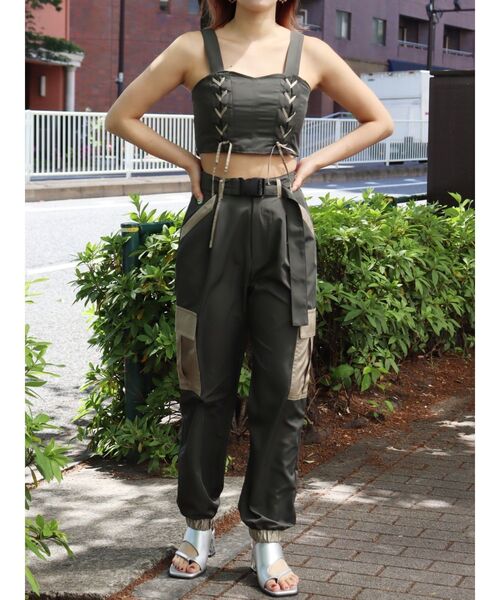 EVRIS（エヴリス）の「エッジデザインビスチェトップス【セットアップ着用可能】（キャミソール・レディース・ブラック/ブルー/カーキ・FREE）」の4枚目の写真