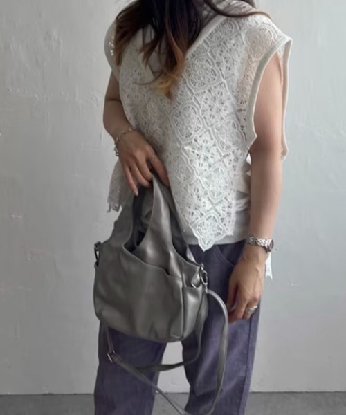 LBC(エルビーシー)の「フェイクレザークリテバッグミニショルダーバッグ(ショルダーバッグ・レディース・イエロー/ブラック/シルバー/ブルー/テラコッタ・FREE)」の1枚目の写真