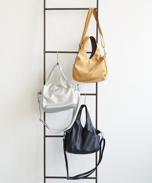 LBC(エルビーシー)の「フェイクレザークリテバッグミニショルダーバッグ(ショルダーバッグ・レディース・イエロー/ブラック/シルバー/ブルー/テラコッタ・FREE)」の9枚目の写真