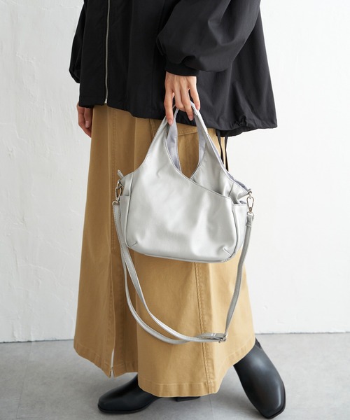 LBC(エルビーシー)の「フェイクレザークリテバッグミニショルダーバッグ(ショルダーバッグ・レディース・イエロー/ブラック/シルバー/ブルー/テラコッタ・FREE)」の11枚目の写真