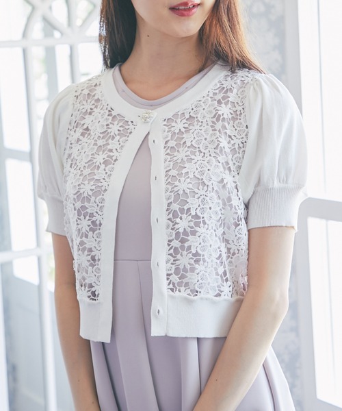 tocco closet(トッコ クローゼット)の「パールビジュー釦フラワーレース切り替えニットカーディガン(カーディガン/ボレロ・レディース・ネイビー/オフホワイト/ラベンダー/ベージュ・M)」の2枚目の写真