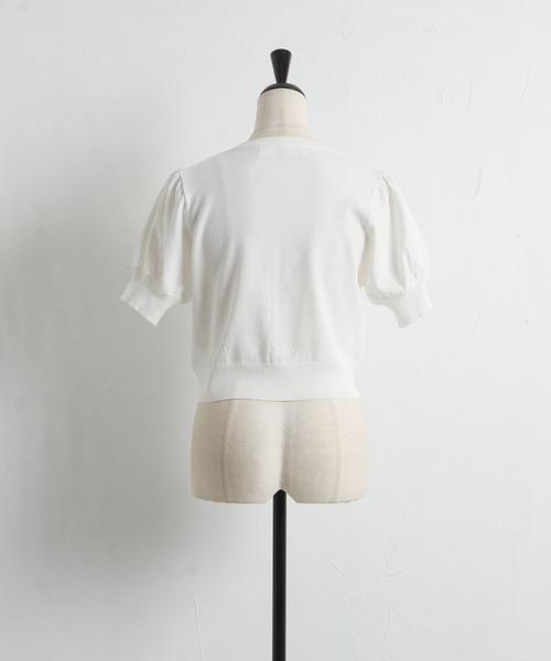 tocco closet(トッコ クローゼット)の「パールビジュー釦フラワーレース切り替えニットカーディガン(カーディガン/ボレロ・レディース・ネイビー/オフホワイト/ラベンダー/ベージュ・M)」の7枚目の写真