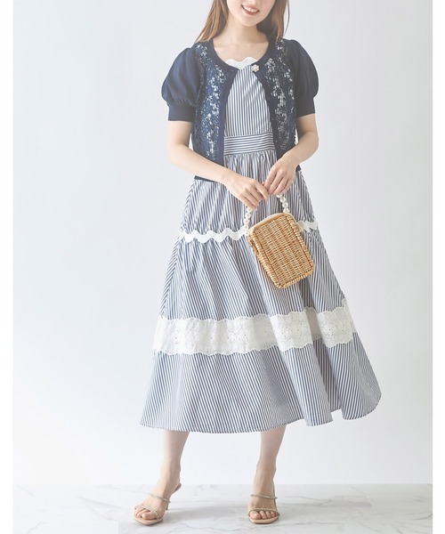 tocco closet(トッコ クローゼット)の「パールビジュー釦フラワーレース切り替えニットカーディガン(カーディガン/ボレロ・レディース・ネイビー/オフホワイト/ラベンダー/ベージュ・M)」の17枚目の写真