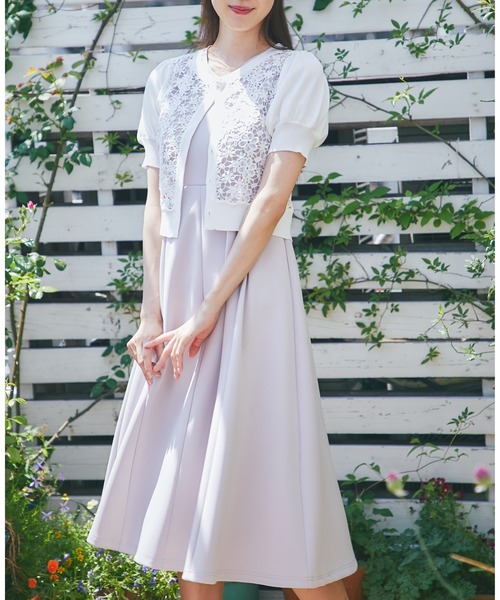 tocco closet(トッコ クローゼット)の「パールビジュー釦フラワーレース切り替えニットカーディガン(カーディガン/ボレロ・レディース・ネイビー/オフホワイト/ラベンダー/ベージュ・M)」の8枚目の写真