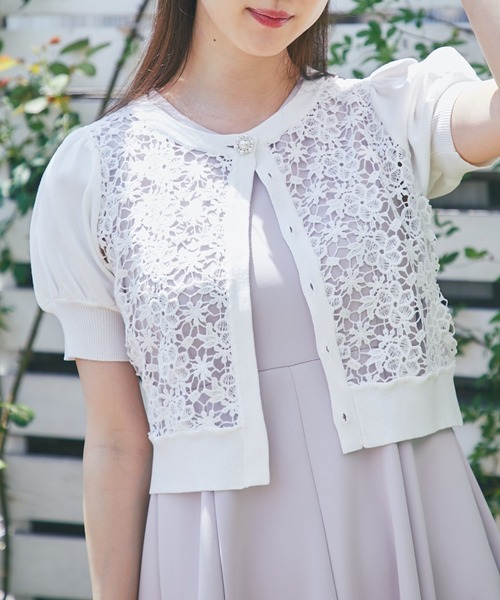 tocco closet(トッコ クローゼット)の「パールビジュー釦フラワーレース切り替えニットカーディガン(カーディガン/ボレロ・レディース・ネイビー/オフホワイト/ラベンダー/ベージュ・M)」の5枚目の写真