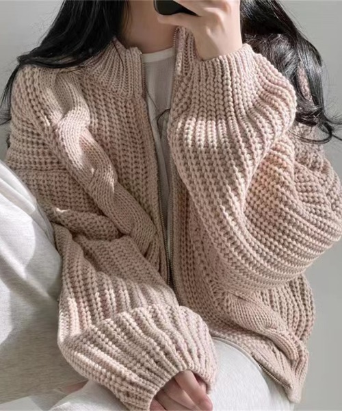 Ada.(エイダ)の「フルジップ ケーブルニット プルオーバー(ニット/セーター・レディース・グレー/ベージュ/ブラック/ピンク・FREE)」の4枚目の写真