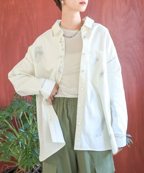 LEPSIM(レプシィム)の「箔プリントデニムシャツ 987193(シャツ/ブラウス・レディース・オフホワイト/インディゴブルー・FREE)」の2枚目の写真