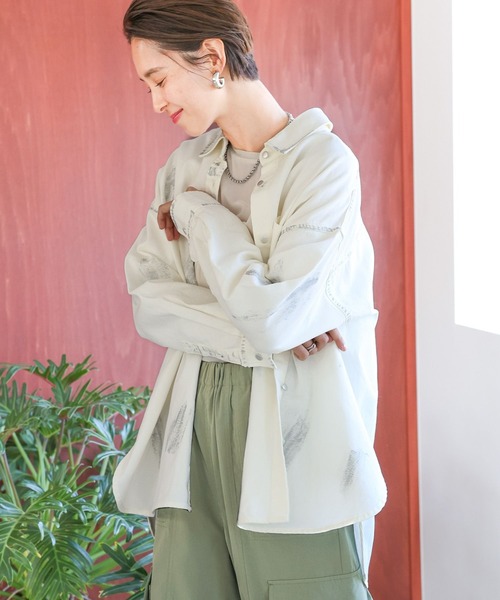 LEPSIM(レプシィム)の「箔プリントデニムシャツ 987193(シャツ/ブラウス・レディース・オフホワイト/インディゴブルー・FREE)」の3枚目の写真