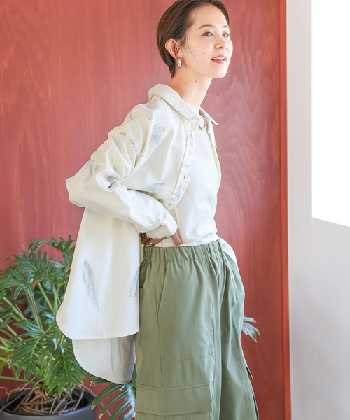 LEPSIM(レプシィム)の「箔プリントデニムシャツ 987193(シャツ/ブラウス・レディース・オフホワイト/インディゴブルー・FREE)」の4枚目の写真