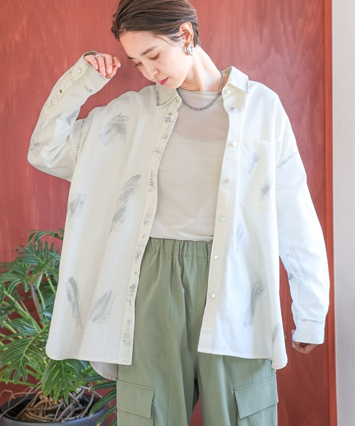 LEPSIM(レプシィム)の「箔プリントデニムシャツ 987193(シャツ/ブラウス・レディース・オフホワイト/インディゴブルー・FREE)」の5枚目の写真