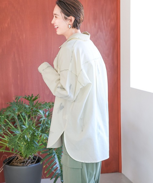 LEPSIM(レプシィム)の「箔プリントデニムシャツ 987193(シャツ/ブラウス・レディース・オフホワイト/インディゴブルー・FREE)」の7枚目の写真