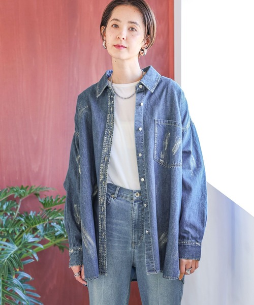 LEPSIM(レプシィム)の「箔プリントデニムシャツ 987193(シャツ/ブラウス・レディース・オフホワイト/インディゴブルー・FREE)」の8枚目の写真