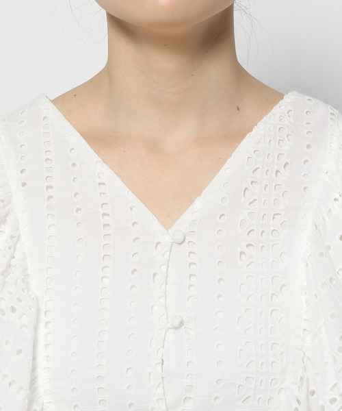 mysty woman（ミスティウーマン）の「コットンレースフリルブラウス　106894（シャツ/ブラウス・レディース・アイボリー/オフホワイト・FREE）」の3枚目の写真