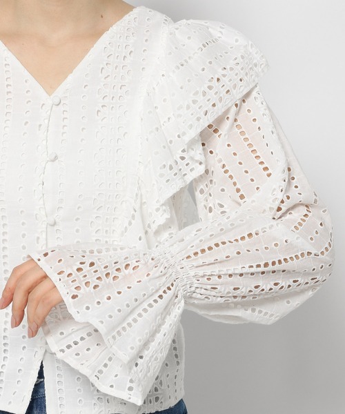mysty woman（ミスティウーマン）の「コットンレースフリルブラウス　106894（シャツ/ブラウス・レディース・アイボリー/オフホワイト・FREE）」の4枚目の写真