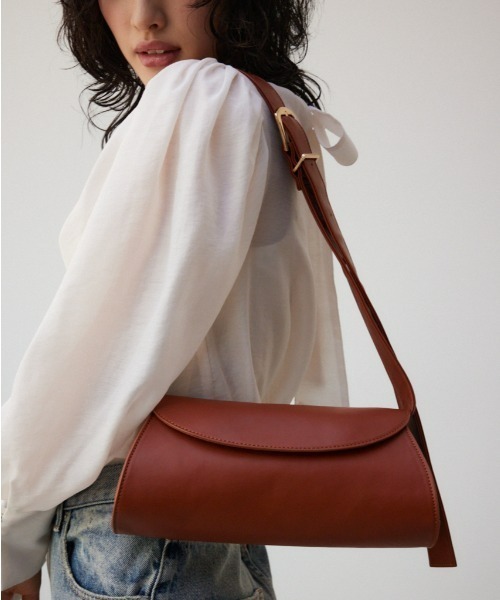 AZUL by moussy(アズールバイマウジー)の「ワイドシェイプドフラップバッグ(ショルダーバッグ・レディース・ブラウン/ブラック/ライトベージュ・FREE)」の3枚目の写真