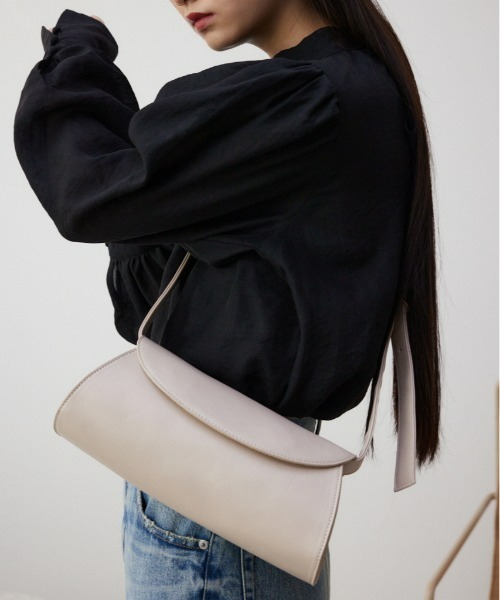 AZUL by moussy(アズールバイマウジー)の「ワイドシェイプドフラップバッグ(ショルダーバッグ・レディース・ブラウン/ブラック/ライトベージュ・FREE)」の1枚目の写真