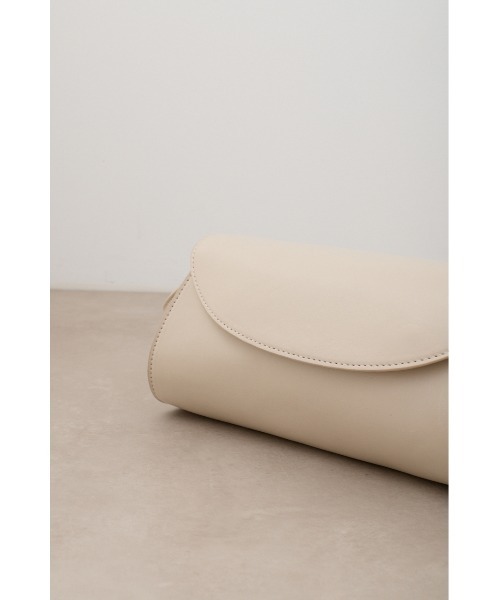AZUL by moussy(アズールバイマウジー)の「ワイドシェイプドフラップバッグ(ショルダーバッグ・レディース・ブラウン/ブラック/ライトベージュ・FREE)」の4枚目の写真