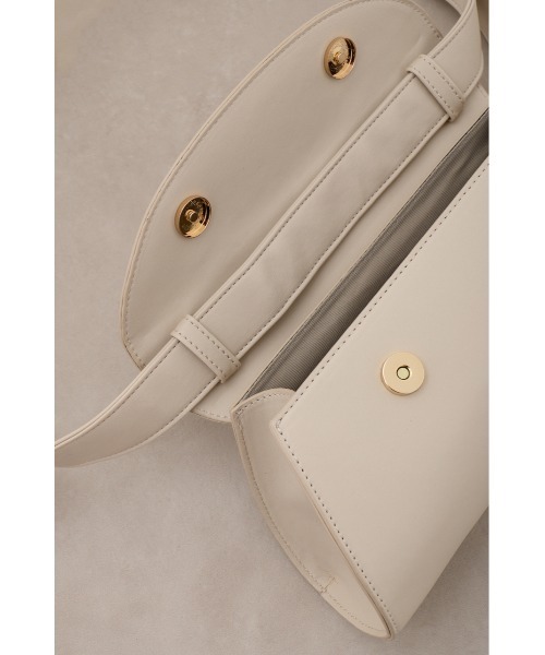AZUL by moussy(アズールバイマウジー)の「ワイドシェイプドフラップバッグ(ショルダーバッグ・レディース・ブラウン/ブラック/ライトベージュ・FREE)」の5枚目の写真