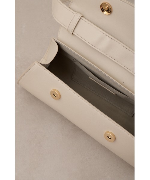 AZUL by moussy(アズールバイマウジー)の「ワイドシェイプドフラップバッグ(ショルダーバッグ・レディース・ブラウン/ブラック/ライトベージュ・FREE)」の6枚目の写真