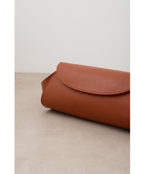 AZUL by moussy(アズールバイマウジー)の「ワイドシェイプドフラップバッグ(ショルダーバッグ・レディース・ブラウン/ブラック/ライトベージュ・FREE)」の9枚目の写真