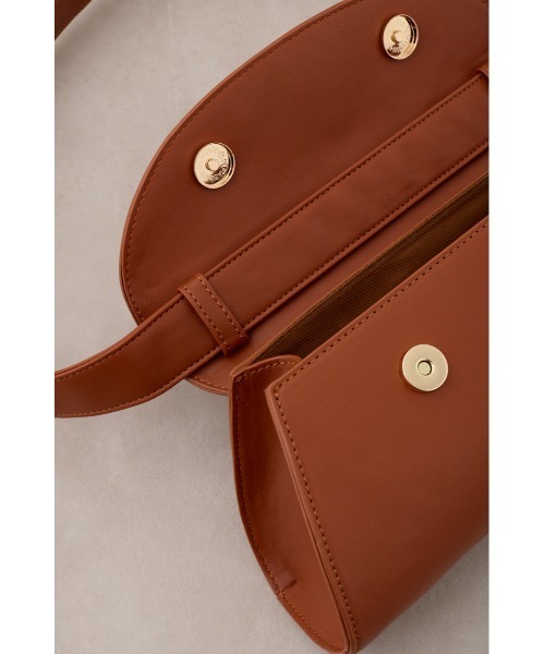 AZUL by moussy(アズールバイマウジー)の「ワイドシェイプドフラップバッグ(ショルダーバッグ・レディース・ブラウン/ブラック/ライトベージュ・FREE)」の10枚目の写真