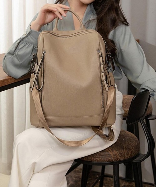 LA VORAGINE(ラ ヴォラジネ)の「フェイクレザー大容量 多ポケット バックパック/リュック 【A4収納可】【2WAY/3WAY】ソフトレザースマートリュックサック/ショルダーバッグ(バックパック/リュック・レディース・ブラック/グレイッシュベージュ/ブルー・FREE)」の6枚目の写真